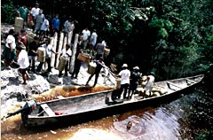 carregando a canoa